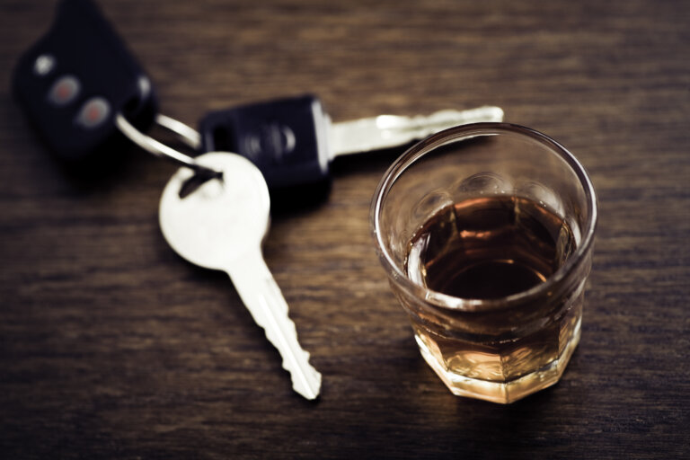 cup of alcohol next to the keys indicating a drunk driver about to commit dui in bradenton & sarasota florida